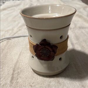 Scentsy Cream Wax Melter with Flower Detail